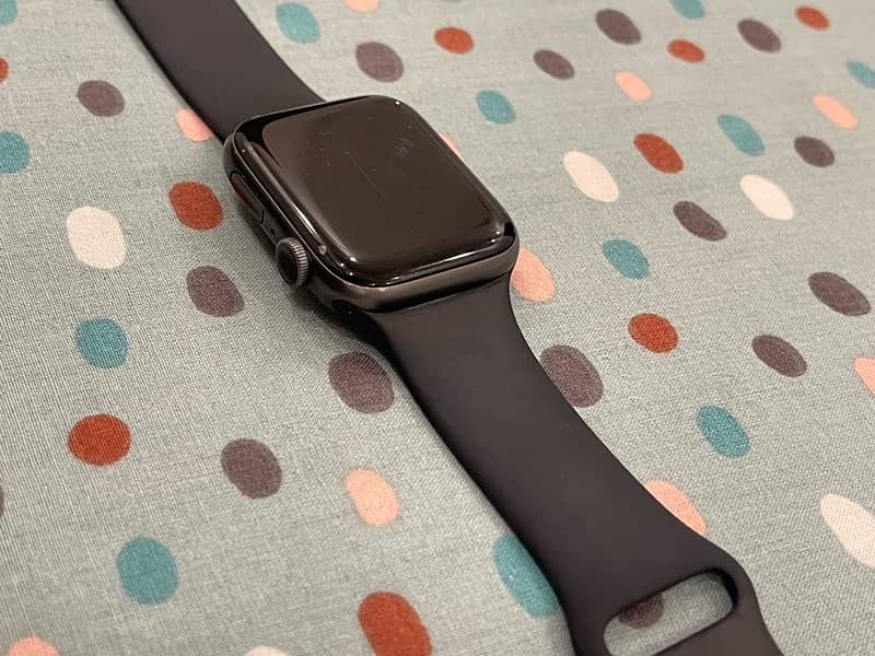 Apple Watch Series 5 44mm – Sleek, Powerful, and Ready for a New Home! 6