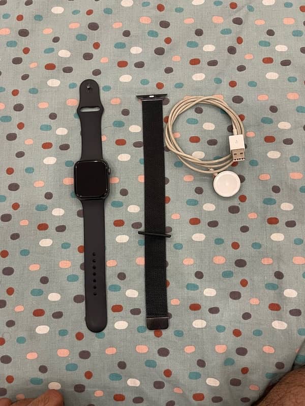 Apple Watch Series 5 44mm – Sleek, Powerful, and Ready for a New Home! 10