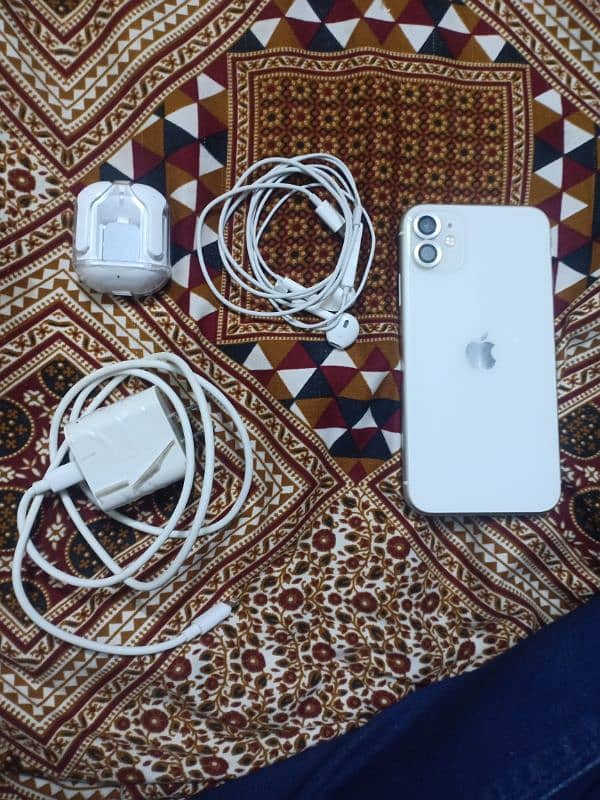 i phone 11 white colour urgent sale 03056443071 watsap pa rabta 4