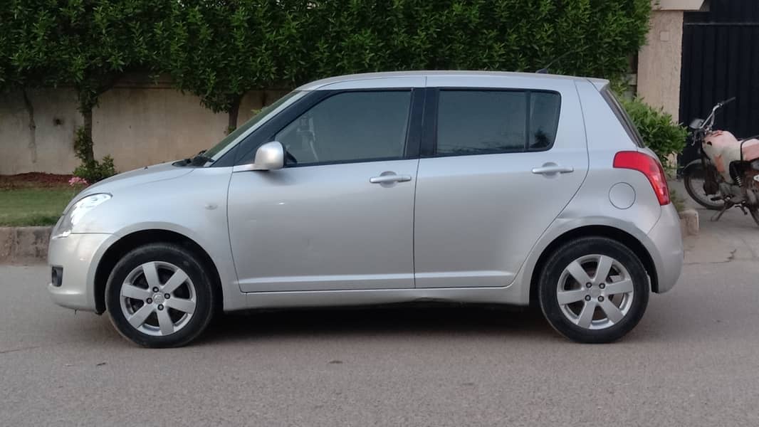 Suzuki Swift 2021 Auto 1.3 with Navigation. Only 29000 KMs 1st Owner 4