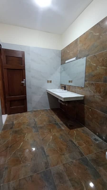 Ground Floor For Rent in G-13 (1 Kinal) 9