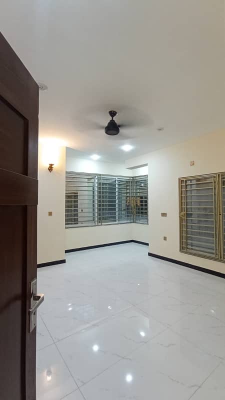 Ground Floor For Rent in G-13 (1 Kinal) 10