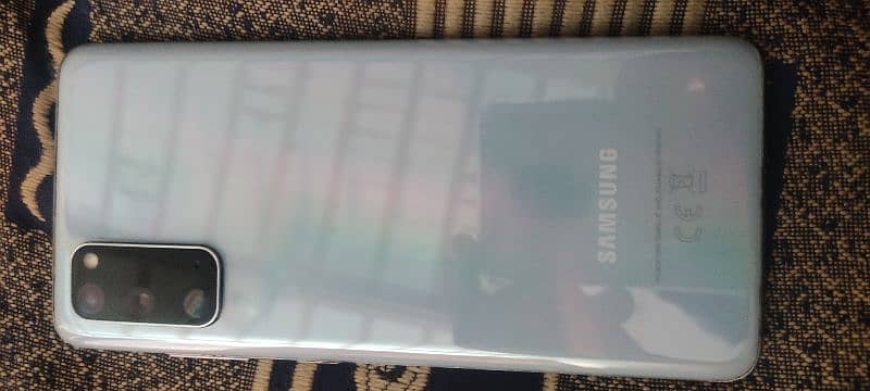 SAMSUNG S20 FE 8/128 GB FOR SELL 2 GREEN LINES IN DISPLAY 1