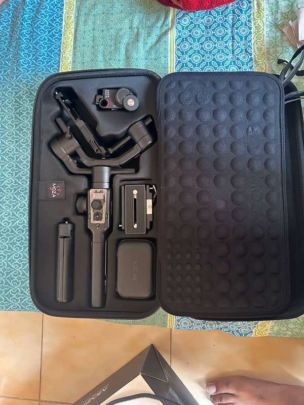 Moza Air 2 Gimbal Never used,All original accessories included. 3