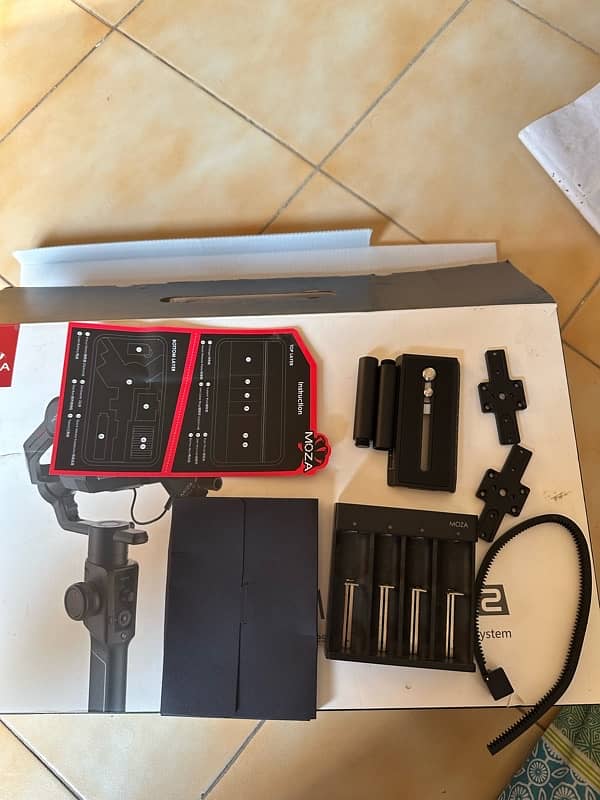 Moza Air 2 Gimbal Never used,All original accessories included. 4