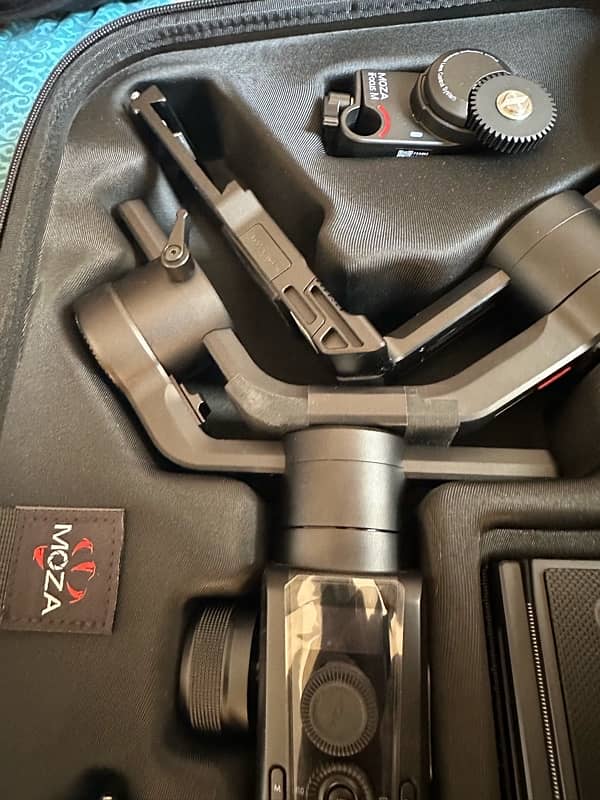 Moza Air 2 Gimbal Never used,All original accessories included. 8