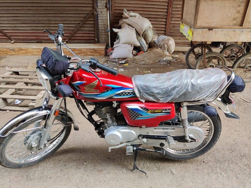 Honda 125 Zero condition 700 kilometer Chali han pepar complete 4