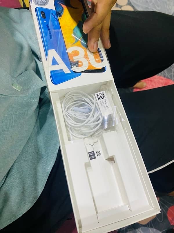 Samsung A30 64gb almost new phone 10