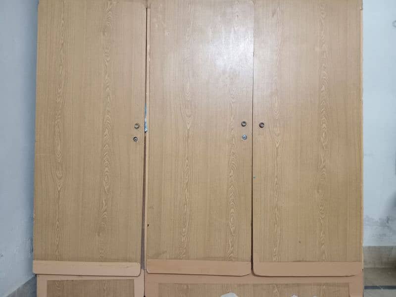 3 doors cupboard 0