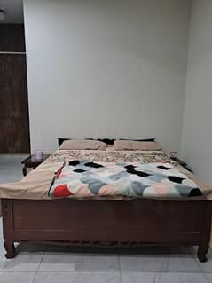 Bed In Pure Sheesham Wood in Excellent Condition 0