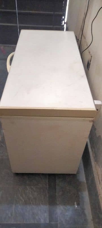 waves D freezer single door for sell what up  number 0324.4876. 696. 8