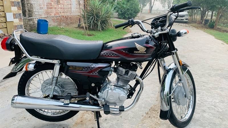 CG 125 Black Model Lush Condition with insurance and registration no 1