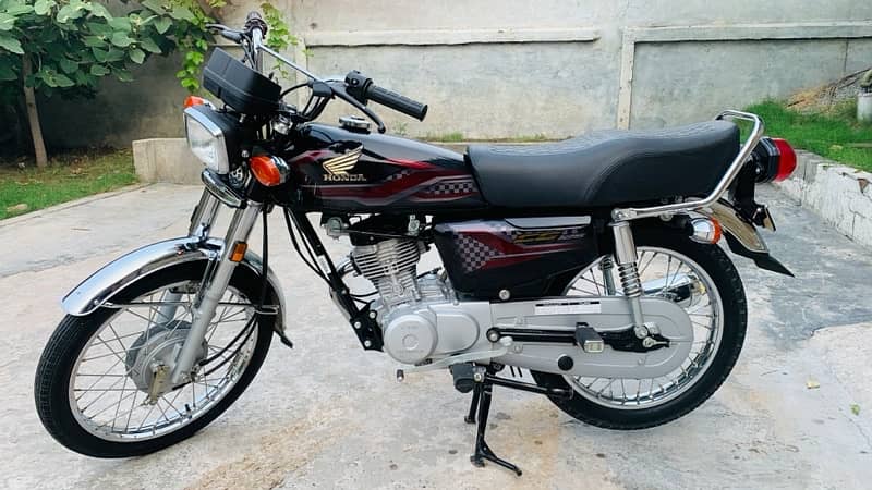 CG 125 Black Model Lush Condition with insurance and registration no 2