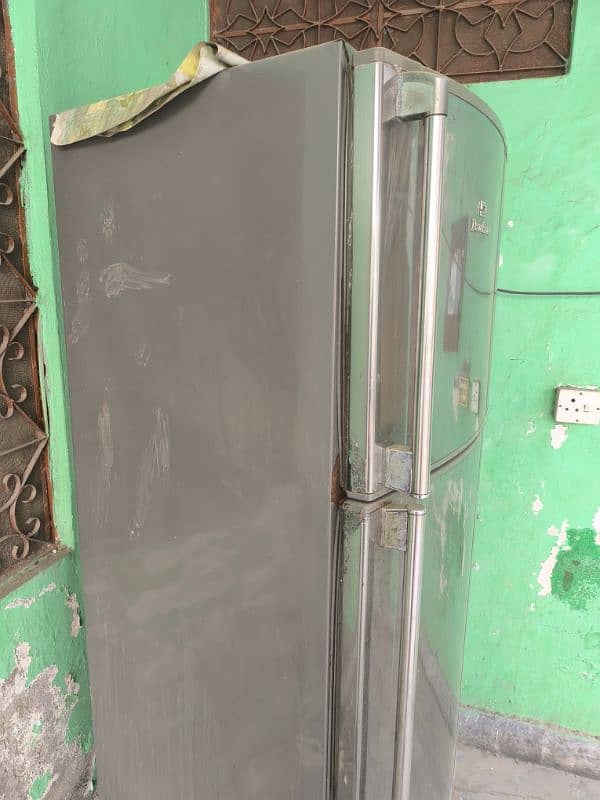 Dowlance Refrigerator /Fridge 1