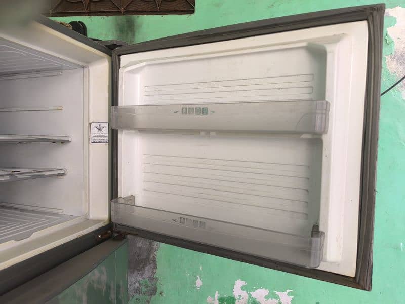 Dowlance Refrigerator /Fridge 3