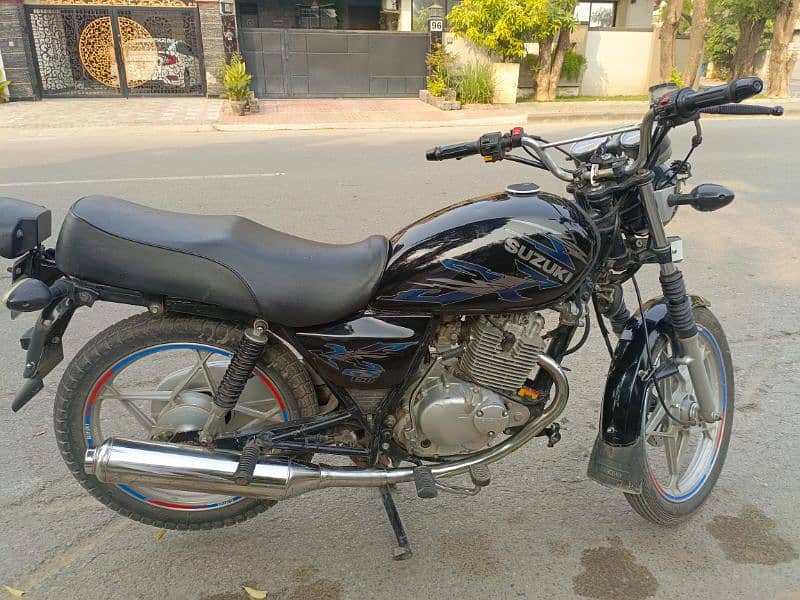 Suzuki gs 150 se 2021 3