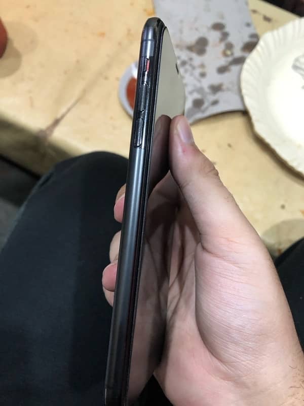 iphone 11 pro max 4