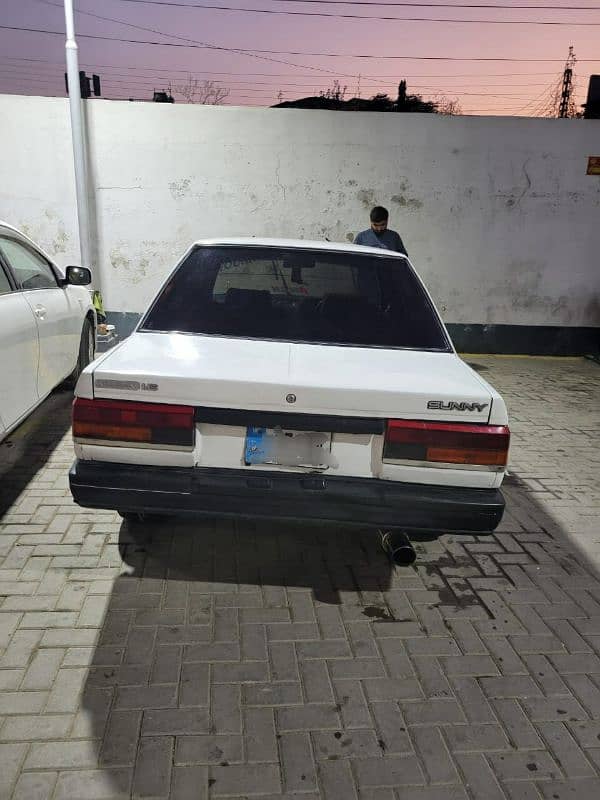 Nissan Sunny 1988 3