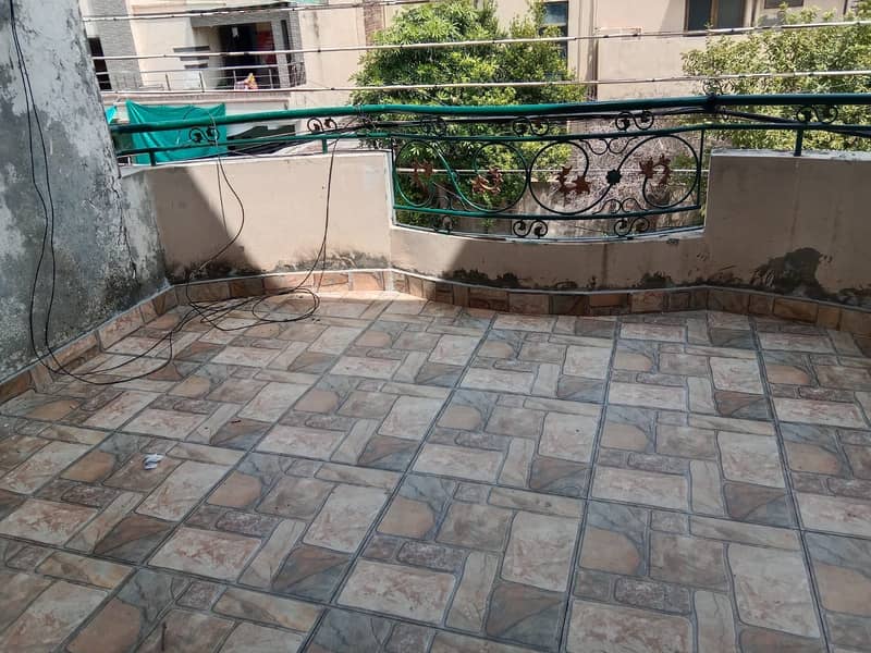 10 MARLA UPPER PORTION IS AVAILABLE FOR RENT IN 40 FT ROAD 9