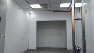 Shop for rent in johar town very rushi area Cosmetics,cloth house,garments good location best for