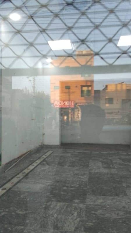 Shop for rent in johar town very rushi area Cosmetics,cloth house,garments good location best for 1