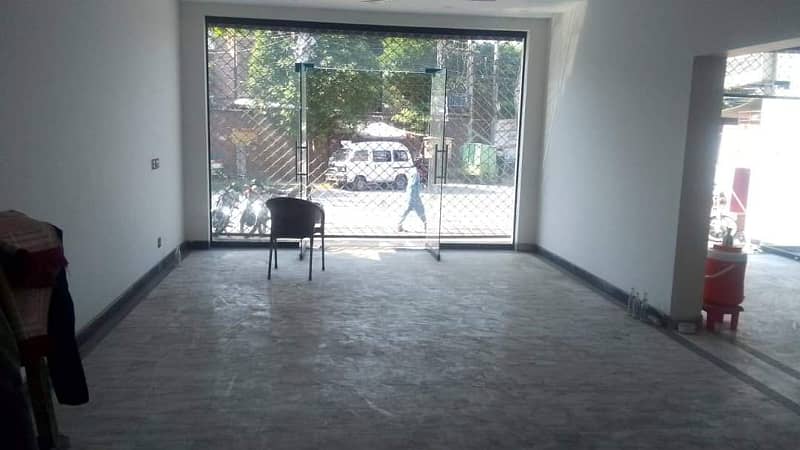 Shop for rent in johar town very rushi area Cosmetics,cloth house,garments good location best for 2