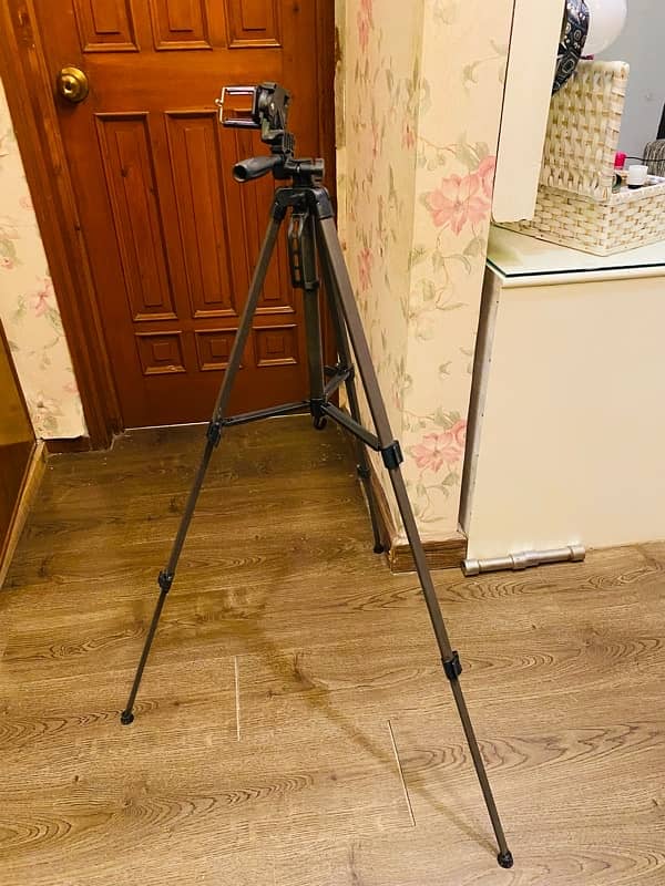 Tripod Stand 1