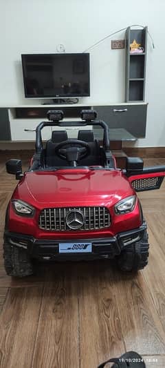 Red kids jeep , battery operated , electric recharging , for 2-7 years 0