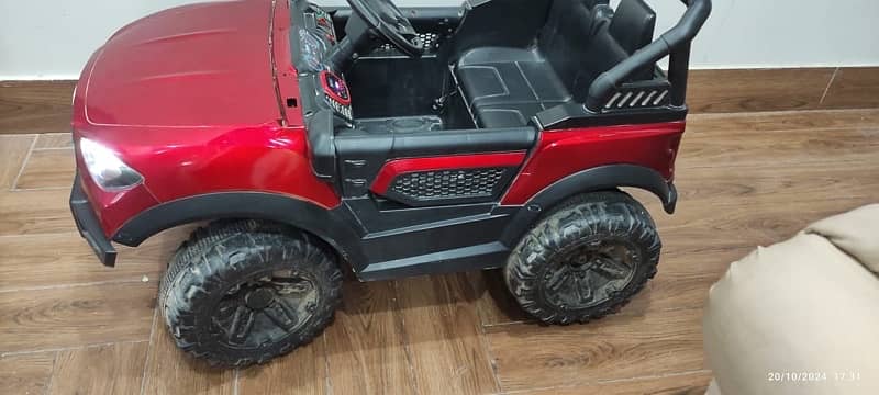 Red kids jeep , battery operated , electric recharging , for 2-7 years 1