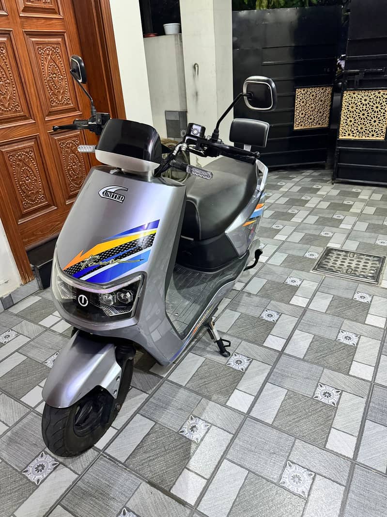 Scooty 100cc United 4