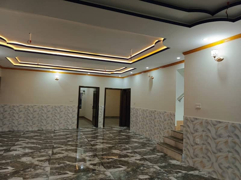 Prime Location House Of 10 Marla Is Available In Contemporary Neighborhood Of Warsak Road 6