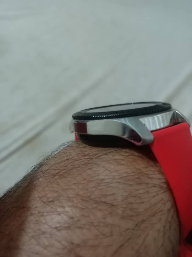 Samsung Galaxy watch s4 with charger 2