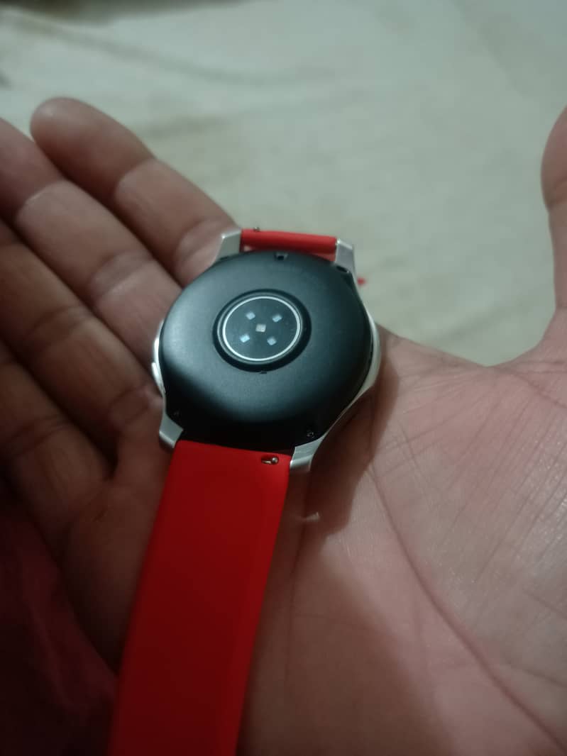 Samsung Galaxy watch s4 with charger 3