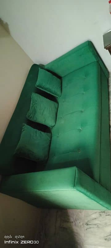 Sofa Set of 5, Cushioned. . With a Table of matching 0