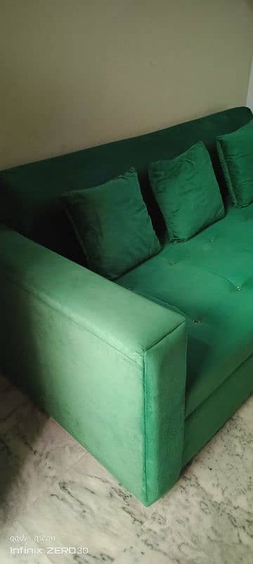 Sofa Set of 5, Cushioned. . With a Table of matching 1