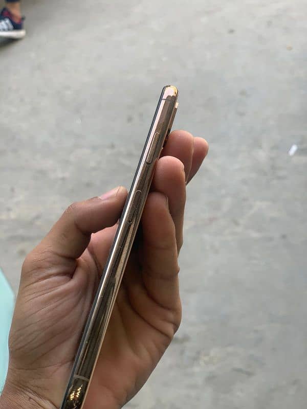 apple iphone xs max golden color 4