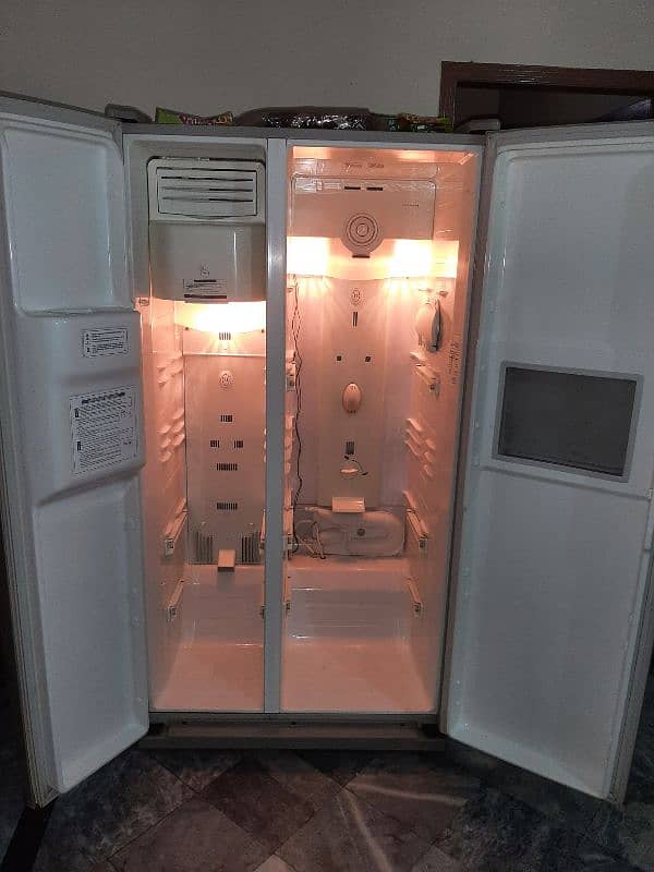 2 door GE refrigerator 26 Cubic ft extrem cooling 1