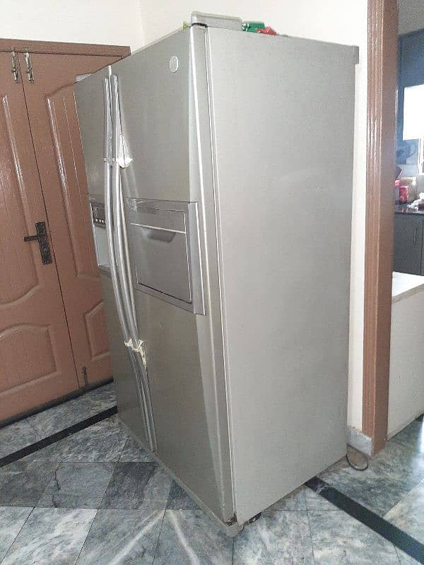 2 door GE refrigerator 26 Cubic ft extrem cooling 3