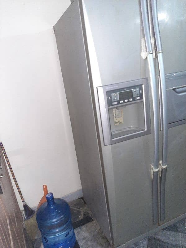 2 door GE refrigerator 26 Cubic ft extrem cooling 4