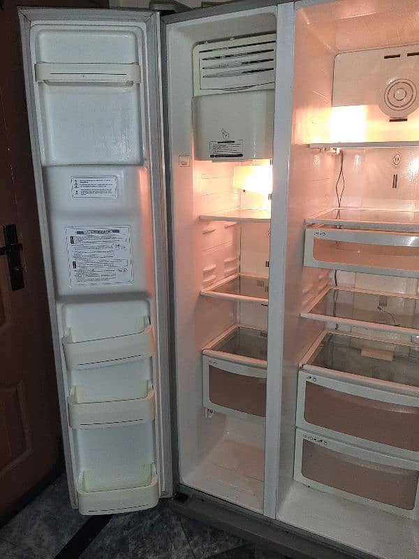 2 door GE refrigerator 26 Cubic ft extrem cooling 6