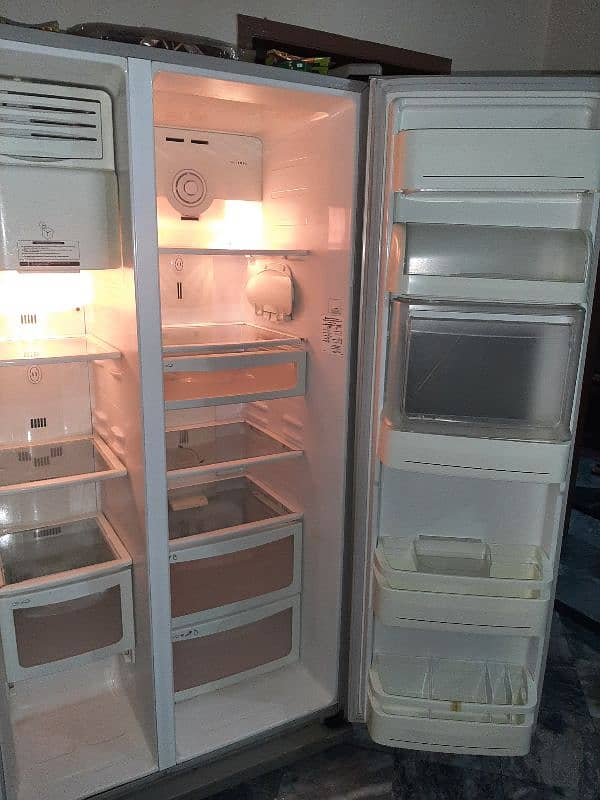 2 door GE refrigerator 26 Cubic ft extrem cooling 7