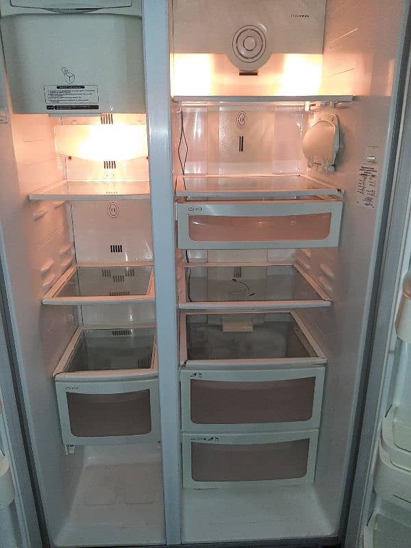 2 door GE refrigerator 26 Cubic ft extrem cooling 8