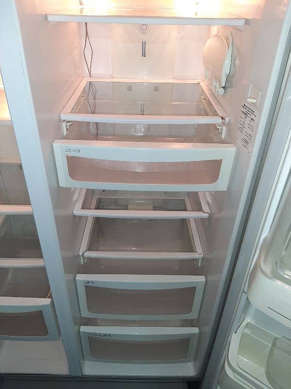 2 door GE refrigerator 26 Cubic ft extrem cooling 9