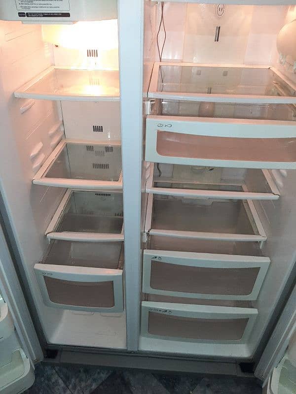 2 door GE refrigerator 26 Cubic ft extrem cooling 10