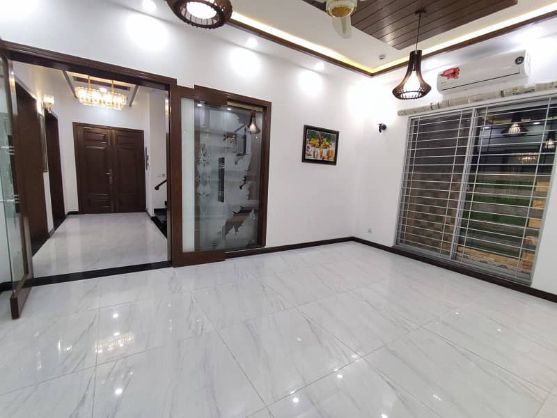 1 Kanal Bungalow Available For Rent In DHA Phase 6 With Super Hot Location. 12