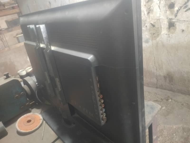 32 inch Samsung okay condition 1