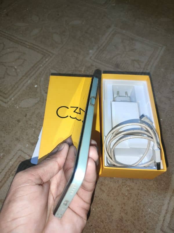 Realme C35 4