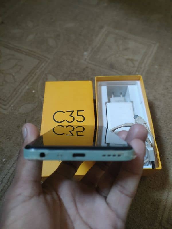 Realme C35 10