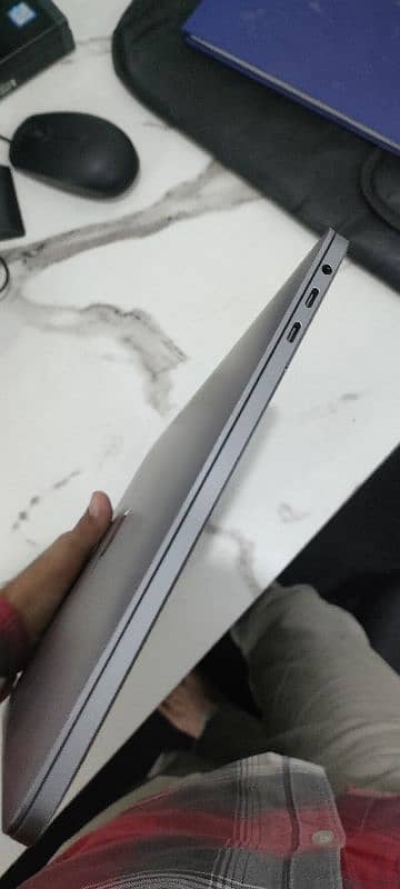 MacBook pro 2016 with touchbar (03220469408) 5