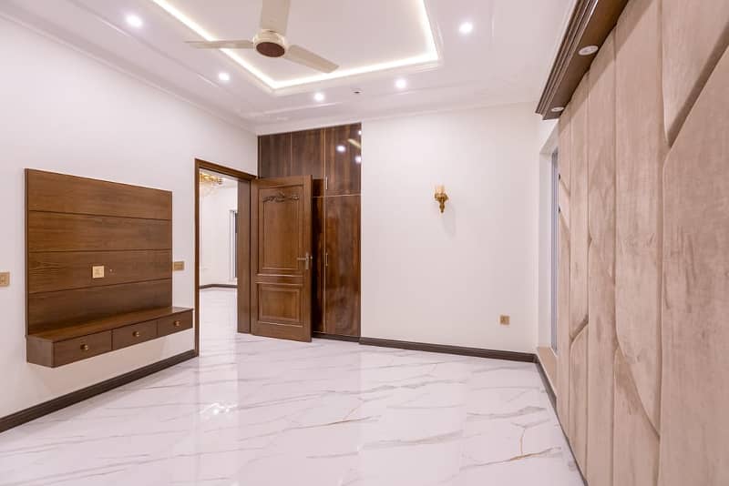 10 MARLA LUXURY BUNGALOW HOUSE FOR SALE VERY SUPER HOT LOCATION IN DHA 11 RAHBAR 13